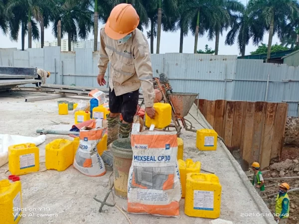 Công nhân thi công vữa chống thấm Mixseal CP30