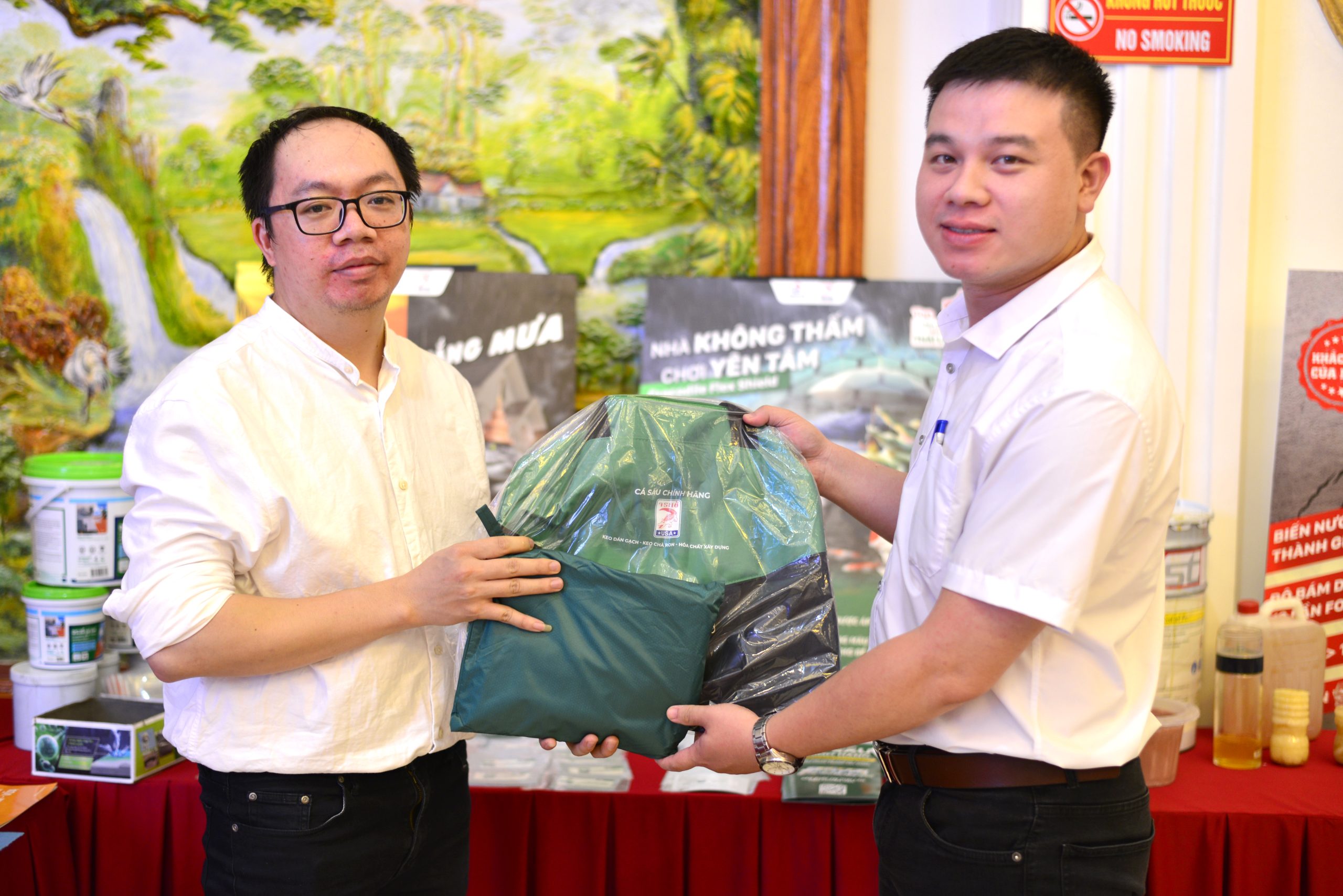 Điểm chạm không thể thiếu trên hành trình Khởi&Chạm TICO 1 Đội ngũ chống thấm 247 - TICO trao quà