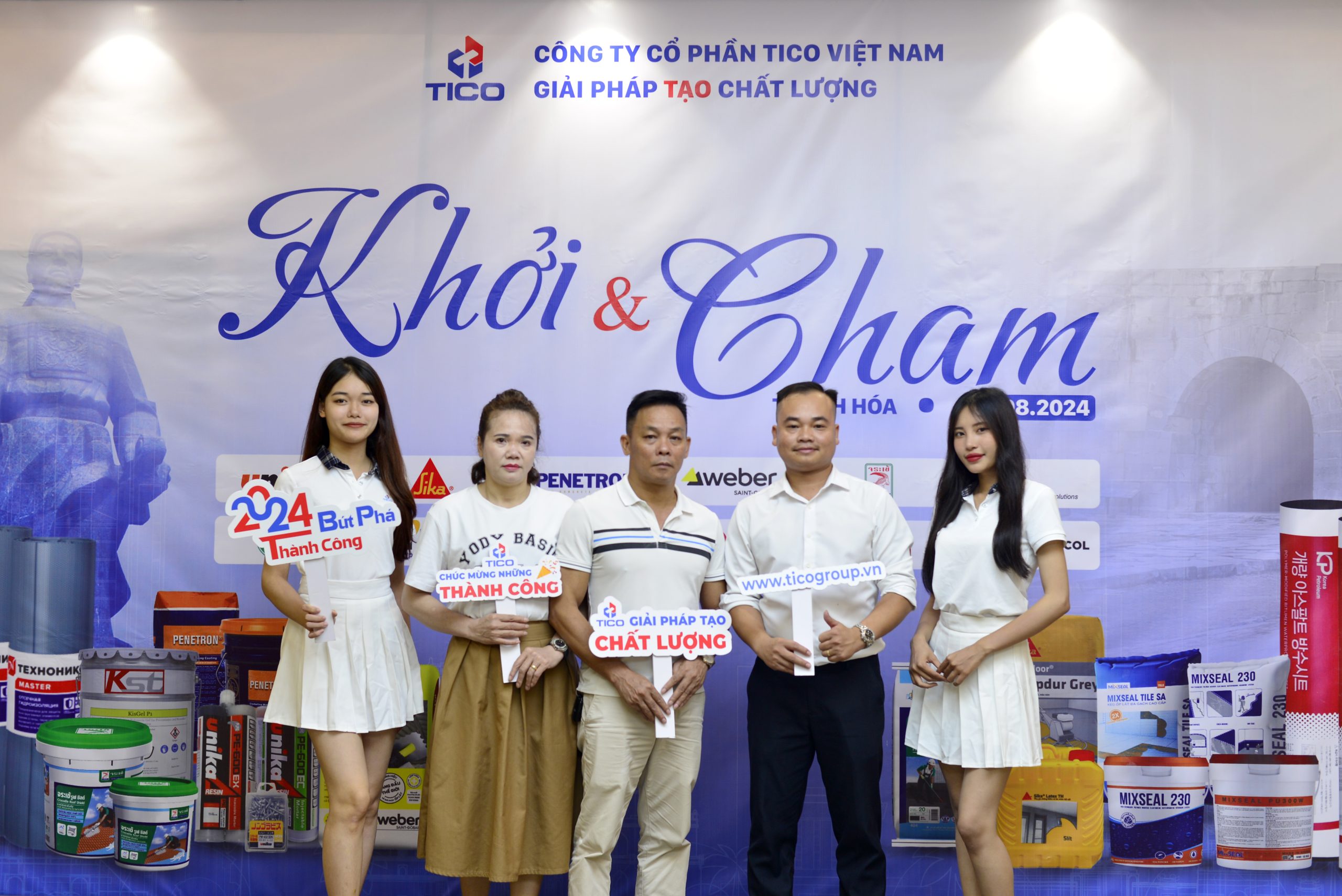 Chụp ảnh checkin tại sự kiện chống thấm Khởi và Chạm TICO 2024