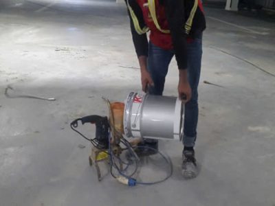 Công nhân chuẩn bị bơm Kisgel P1