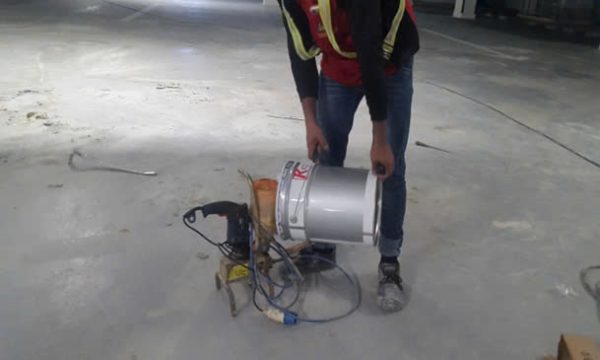 Công nhân chuẩn bị bơm Kisgel P1