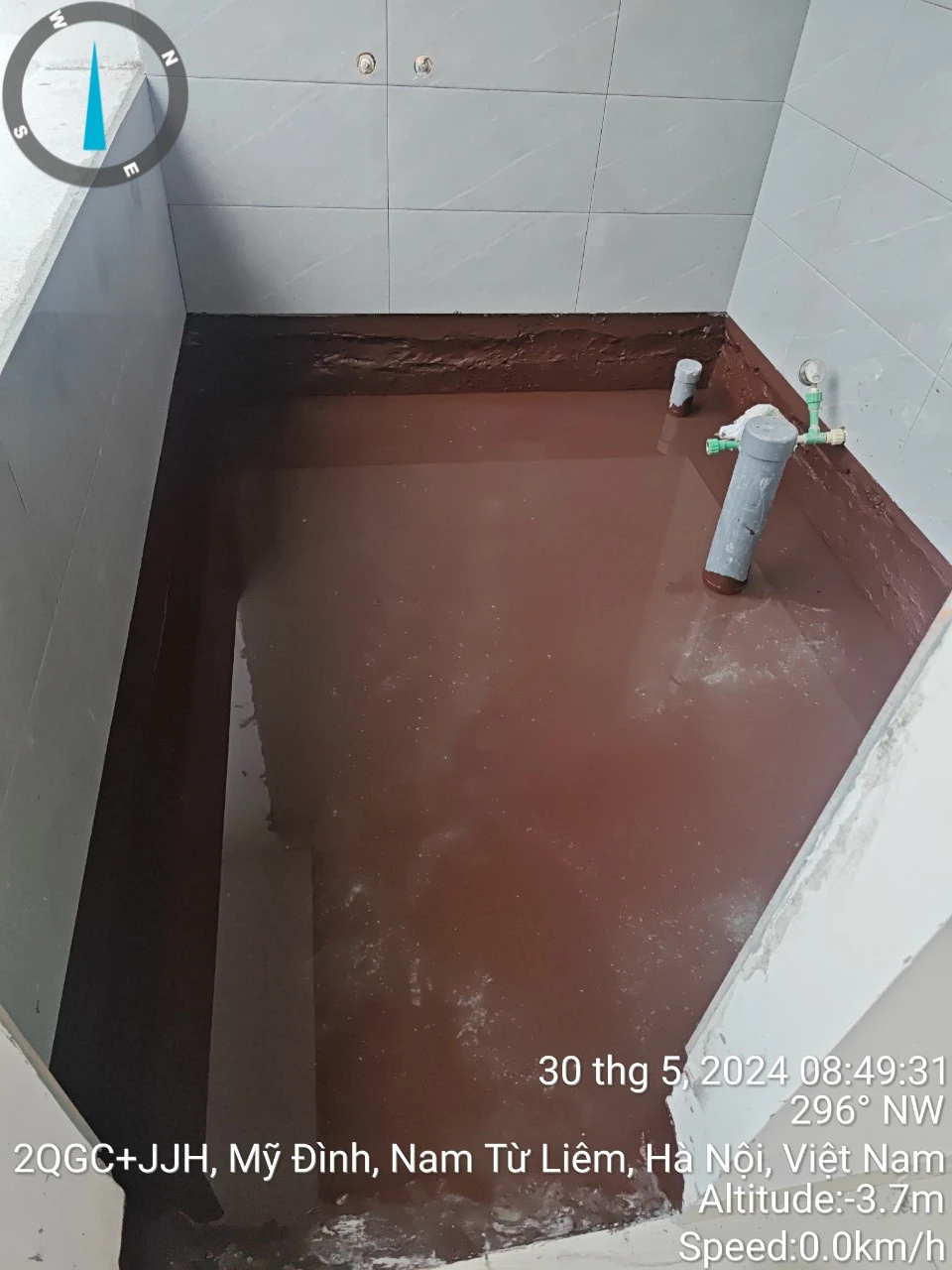 Tự thi công chống thấm nhà vệ sinh nhanh chóng, hiệu quả, rẻ nhất 2024 1 Tự thi công chống thấm nhà vệ sinh, quét màng màu đỏ chống thấm nhà vệ sinh