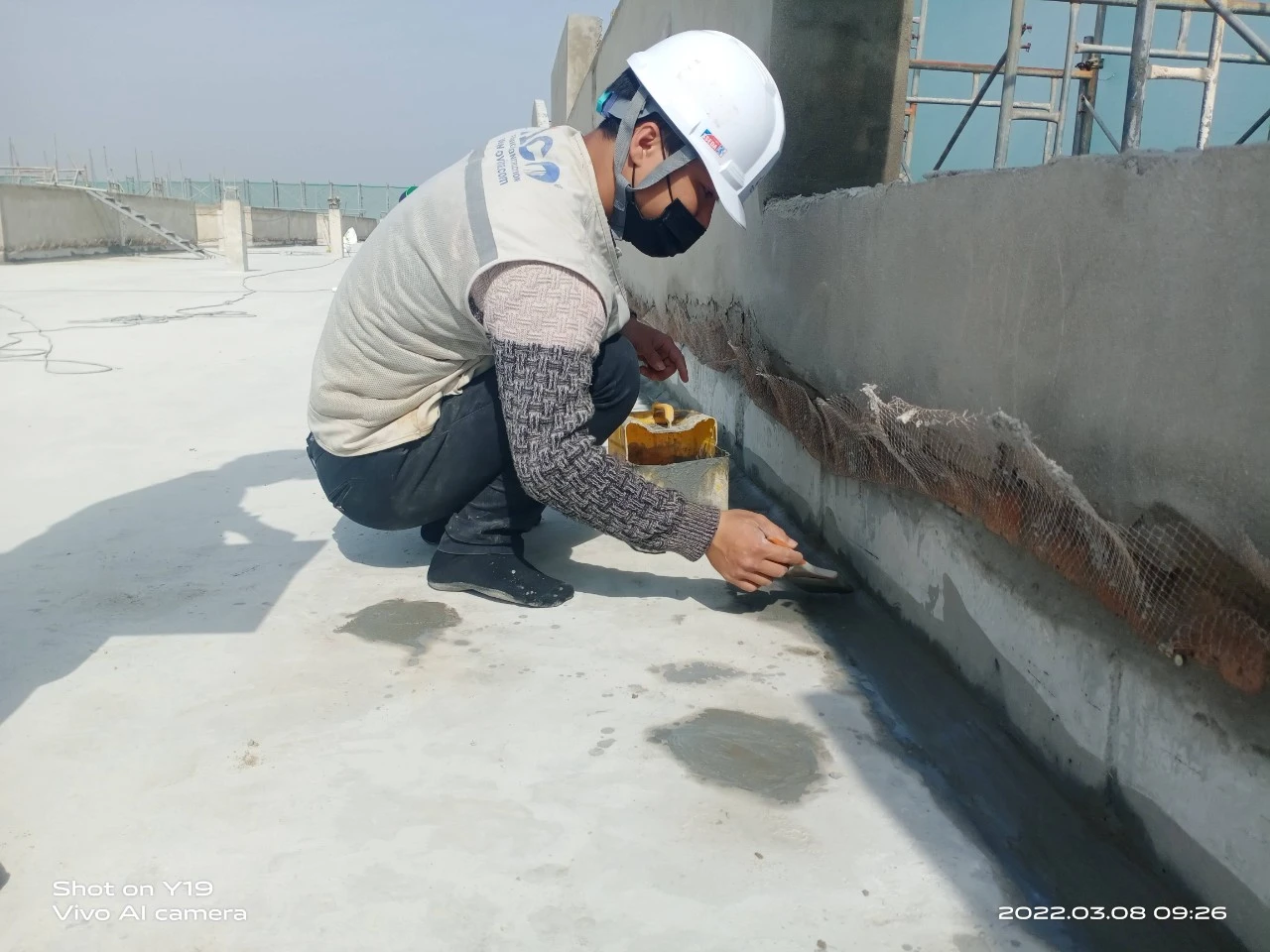 Top 5 vật liệu chống thấm mái nhà tốt nhất năm 2024 2 Thi công chống thấm mái nhà bằng vật liệu gốc xi măng