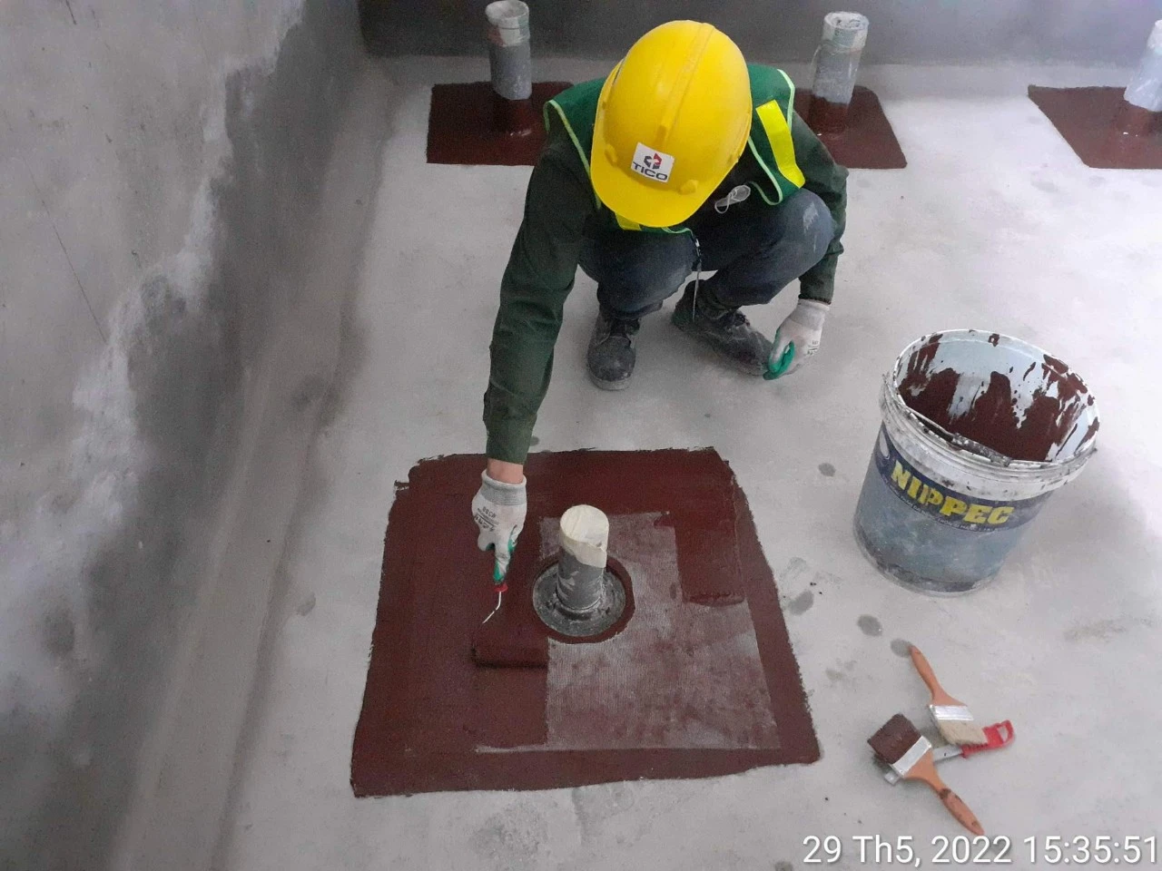 Chi phí chống thấm nhà vệ sinh: Những yếu tố ảnh hưởng và mẹo tiết kiệm 2 Chống thấm cổ ống trong hạng mục nhà vệ sinh