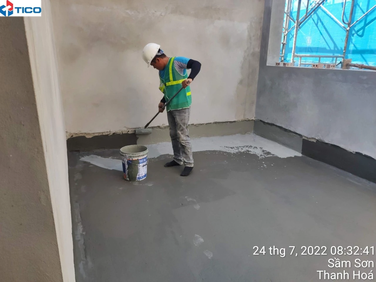 Cách chống thấm nhà vệ sinh hiệu quả nhất 2024 2 Quét chống thấm nhà vệ sinh