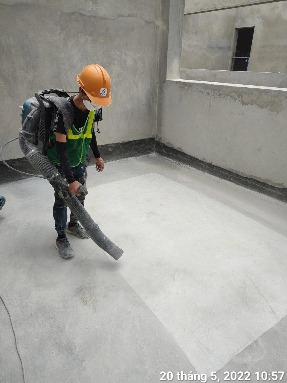 Chống Thấm Mái Nhà Xưởng Và Những Lưu Ý Quan Trọng 1 Thi công hút bụi làm sạch bề mặt trước khi chống thấm mái nhà xưởng