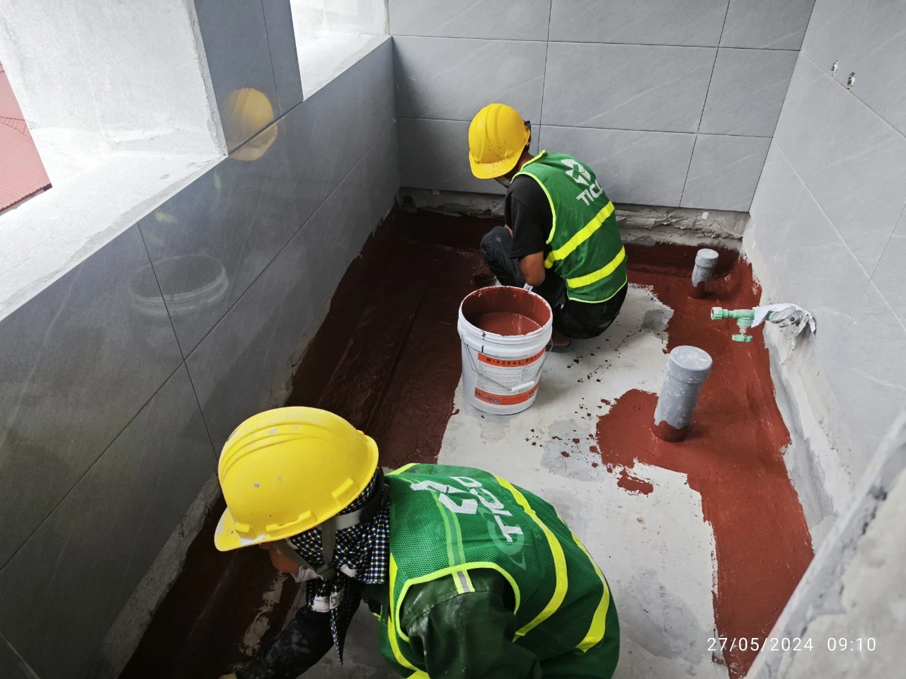 Top 5 Vật Liệu Chống Thấm Nhà Vệ Sinh Tốt Nhất Hiện Nay 2 Sử dụng chống thấm gốc PU quét tạo màng sàn nhà vệ sinh