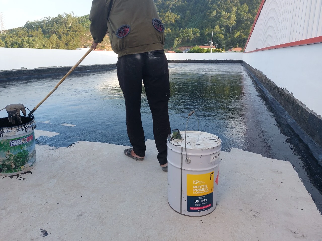 Dịch vụ chống thấm mái giá rẻ cập nhật mới nhất 2024 1 Thi công chống thấm mái bằng quét chống thấm PU