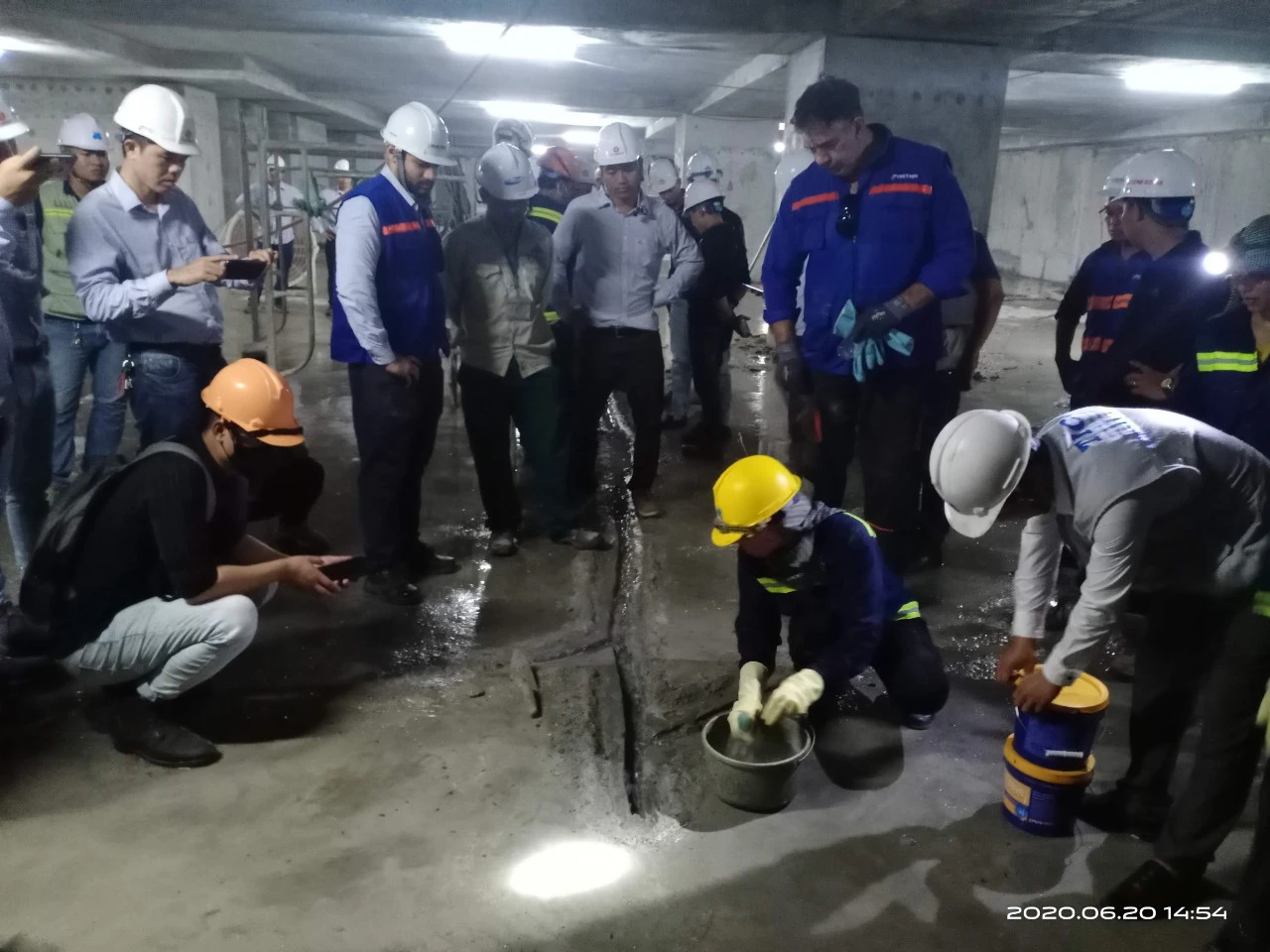 Các phương pháp chống thấm tầng hầm hiệu quả 4 Hiện trường trao đổi tư vấn thi công chống thấm tầng hầm Chống thấm 247