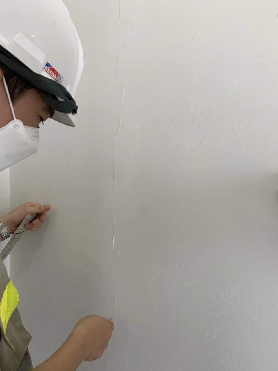 Chống thấm tường bị mốc còn có hiệu quả không? 3 Phủ sơn sau khi chống thấm tường bị mốc