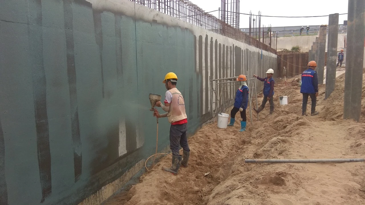 Top 4 sản phẩm chống thấm tường ngoài trời hiệu quả 3 Thi công tường bằng sản phẩm chống thấm tường ngoài trời chuyên dụng