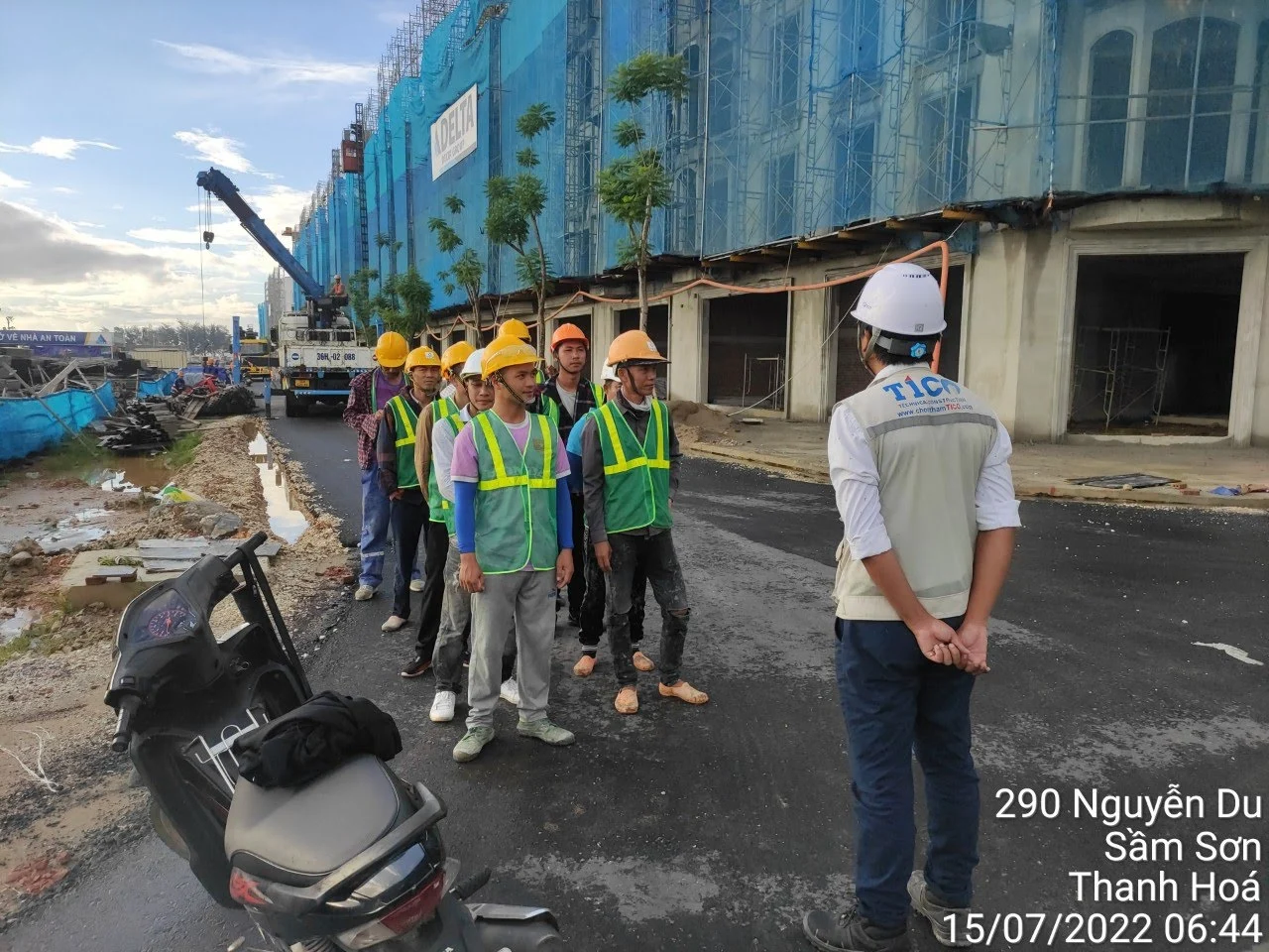 Bảng giá chống thấm tường ngoài trời mới nhất 2025 1 Đội ngũ chống thấm 247 kiểm tra tư trang trước khi thi công chống thấm