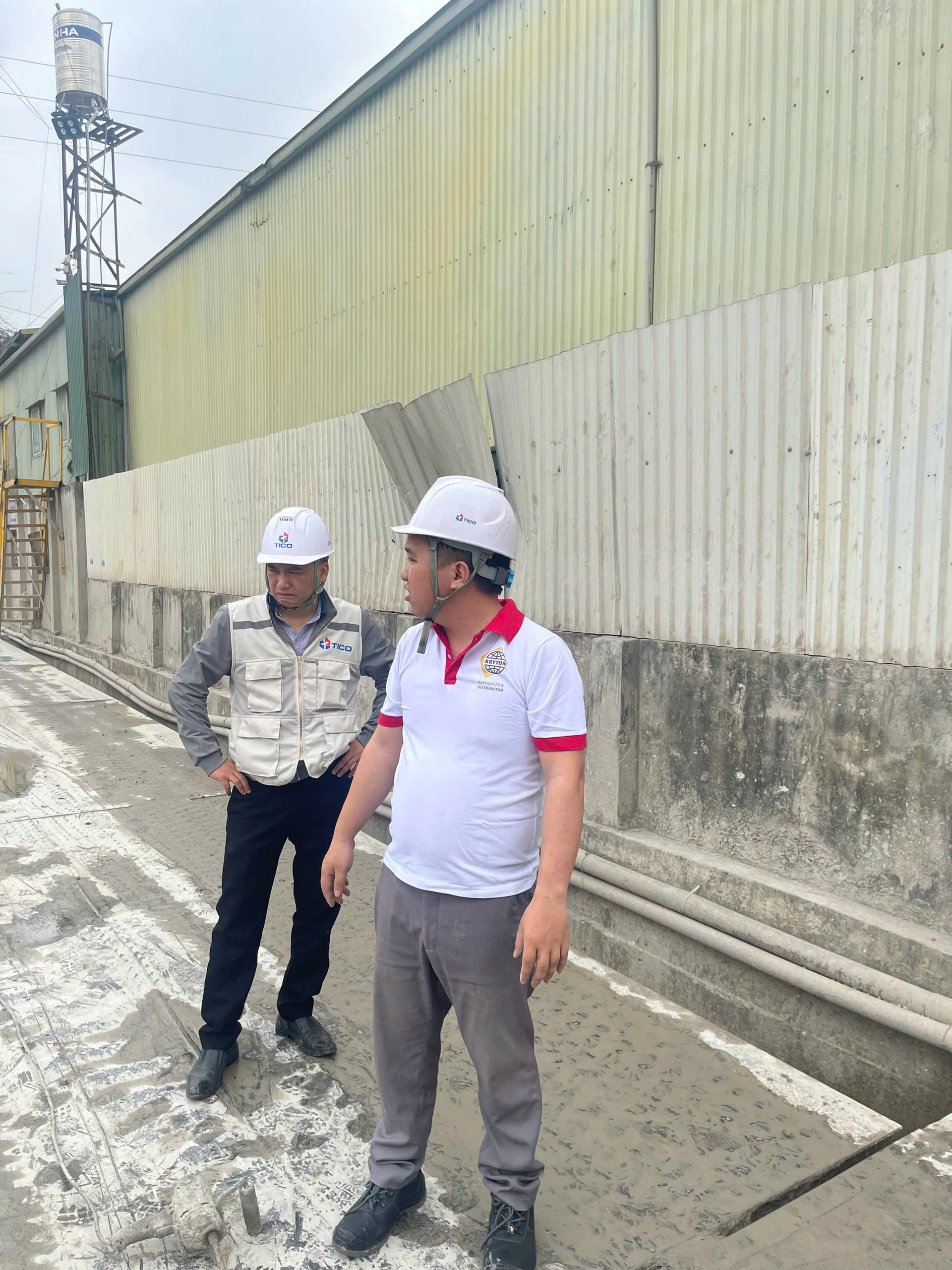 Giải pháp tinh thể thẩm thấu cho vữa xây trát mới nhất 2025? 2 Chuyên gia KRYTON tham gia thí nghiệm trộn KMA vào vữa xây trát
