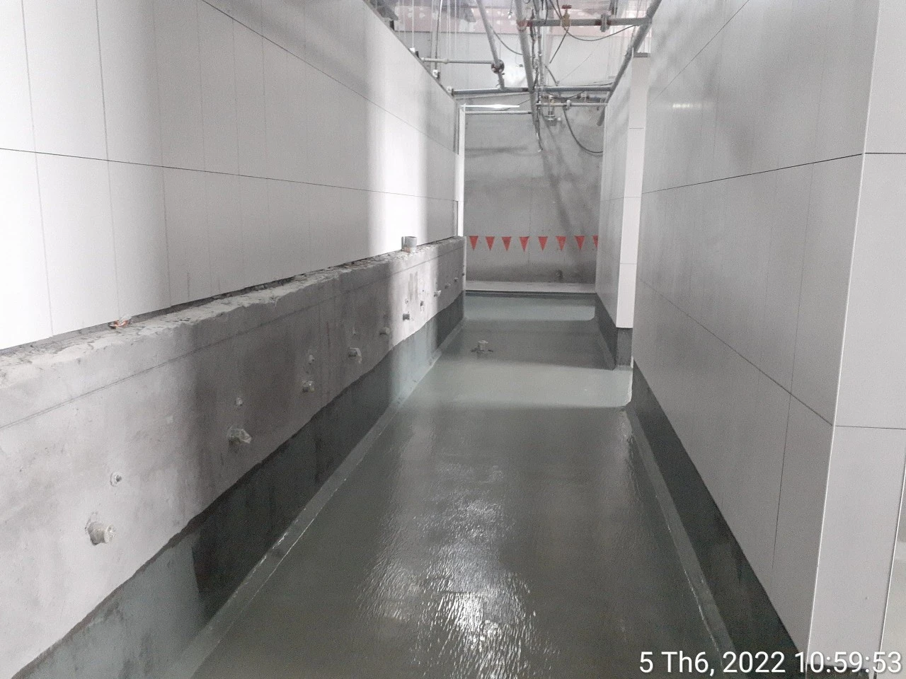 Sàn nhà vệ sinh bị thấm xuống tầng dưới? Phải xử lý thế nào? Mới nhất 2025 2 Thi công chống thấm sàn nhà vệ sinh sau khi bị thấm